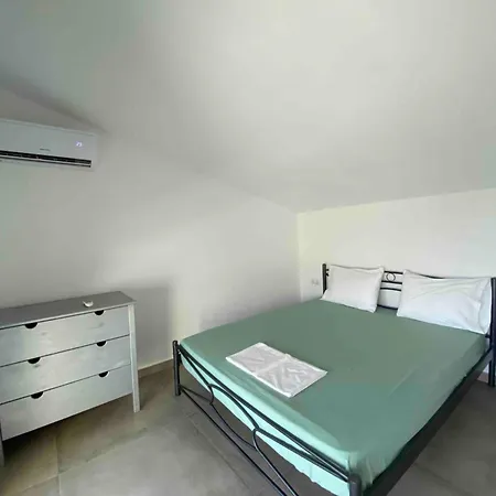 Sto Lofo Kalyvia-limenaria Thassos לימנריה